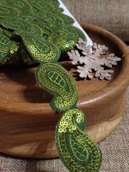 Flitrový prýmek šíře 30 mm nažehlovací, paisley barva zelená