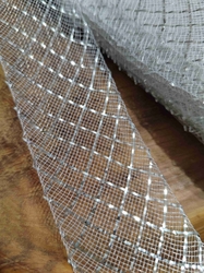 Modistická krinolína na vyztužení šatů a výrobu fascinátorů šíře 4 cm s lurexem stříbrná