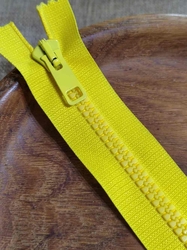 Zip kostěný šíře 5 mm délka 16 cm žlutá