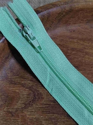 Spirálový zip šíře 3 mm délka 16 cm zelená světlá