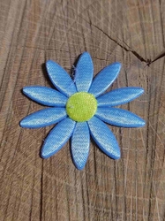 Saténová aplikace květina světle modrá se žlutým středem