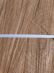 Atlasová stuha oboulící šíře 3 mm 20 metrů bílá
