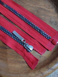 Duhový kostěný zip šíře 5 mm délka 80 cm červená