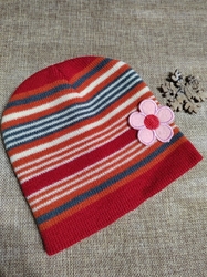 Dívčí pletená čepice s aplikací