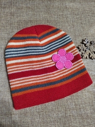 Dívčí pletená čepice s aplikací tmavší květina