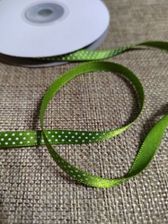Saténová stuha s jemnými puntíky šíře 6 mm zelená
