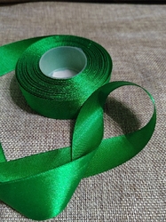 Atlasová stuha šíře 25 mm zelená