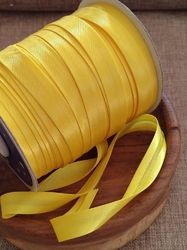 Šikmý proužek saténový šíře 15 mm zažehlený žlutý