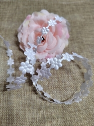 Saténový prýmek šíře 12 mm květ white