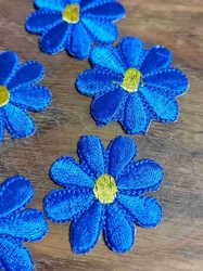 Nažehlovačka modrý květ se žlutým středem