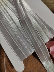 Lemovací pruženka půlená s lurexem šíře 20 mm bílá stříbrná