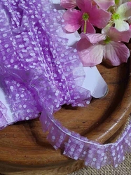 Oděvní prýmek šíře 20 mm s volánkem puntíky fialková