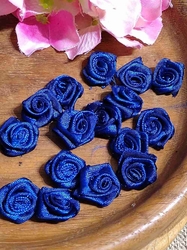 Saténová textilní růže Ø13-15 mm modrá tmavá
