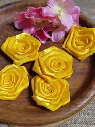 Saténová růže Ø50 mm žlutá 