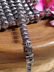 Pyramidy na šňůře / borta šíře 8 mm barva stříbrná