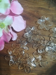 Plastové korálky květ / sukýnka Ø26 mm béžová