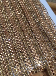 Prýmek s broušenými skleněnými kamínky šíře 14 mm nažehlovací barva zlatá tmavá