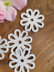 Dřevěná dekorace květina bílá