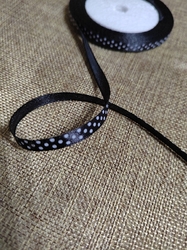 Saténová stuha s  puntíky šíře 6 mm černá