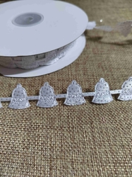 Saténový prýmek šíře 20 mm vánoční zvonečky s glitry bílý