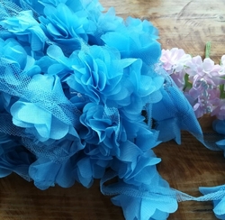Prýmek květ na tylu šíře 60 mm modrý