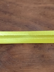 Šikmý proužek saténový šíře 15 mm zažehlený žlutý