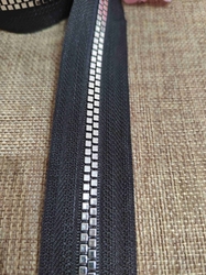 Zip kostěný šíře 5 mm kostičky metráž černý