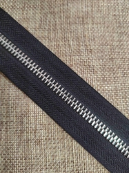 Zip kovový šíře 5 mm metráž barva černá