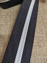 Zip spirálový šíře 10 mm metráž se stříbrnými zoubky 2,5 metrů