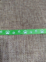 Rypsová stuha / popruh šíře 10 mm potisk tlapky zelená