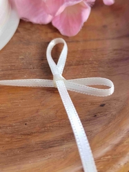 Atlasová stuha oboulící šíře 3 mm vanilka