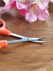 Nůžky do šitíčka zahnuté délka 9 cm