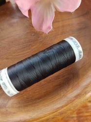 Polyesterové nitě Seraflex Mettler 130 m černá