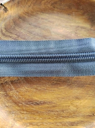 Zip spirálový šíře 7 mm metráž šedá