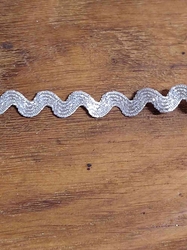 Hadovka - vlnovka šíře 4 mm s lurexem stříbrná