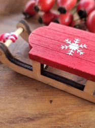 Vánoční dekorace dřevěná červená sáňky 