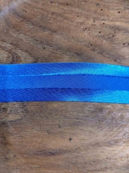 Šikmý proužek saténový šíře 30 mm zažehlený modrá