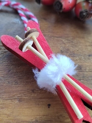 Vánoční dekorace dřevěná červená světlá lyže