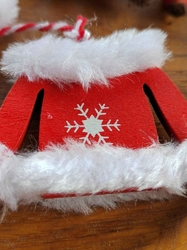 Vánoční dekorace dřevěná červená světlá svetr s čepicí