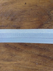Šikmý proužek saténový šíře 20 mm zažehlený bílá