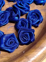 Saténová textilní růže Ø13-15 mm modrá tmavá