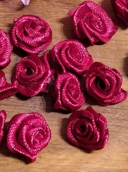 Saténová textilní růže Ø13-15 mm bordó 