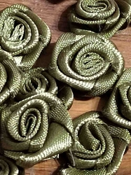 Saténová textilní růže Ø13-15 mm khaki zelená 