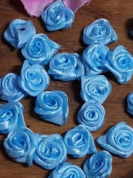 Saténová textilní růže Ø13-15 mm modrá světlá