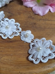 Krajka 3D květ s perlou šíře 30 mm