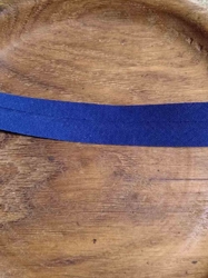 Šikmý proužek bavlněný šíře 20 mm zažehlený modrá temná