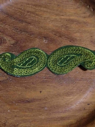 Flitrový prýmek šíře 30 mm nažehlovací, paisley barva zelená