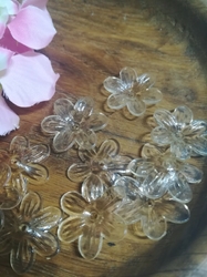 Plastové korálky květ / sukýnka Ø26 mm béžová