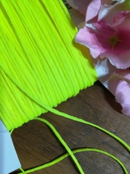 Kreativní šnůrka šíře 1mm voskovaná žlutozelená neon