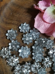 Knoflík / ozdoba svatebních šatů broušený květ